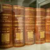 Salendo al secondo piano facciamo il nostro ingresso nella biblioteca che conserva 300 volumi. Raccontano la storia pugliese e italiana a cavallo tra Otto e Novecento, in particolare della prima guerra mondiale, con donazioni da parte della famiglia di orgine tranese De Grecis, finanziatrice della nascita del museo
